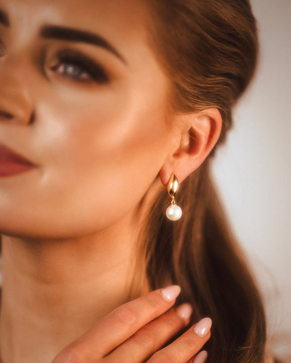 Goudkleurige Parel Oorbellen – Klassiek met een Moderne Touch