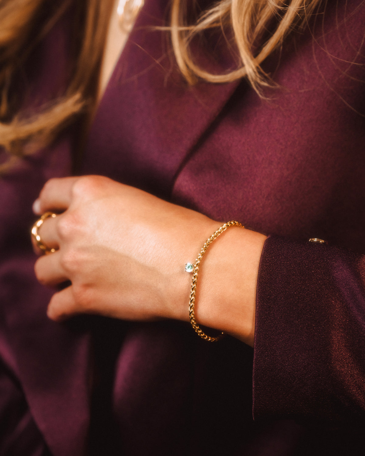 Goudkleurige Schakelarmband met Subtiele Steen – Tijdloze Luxe