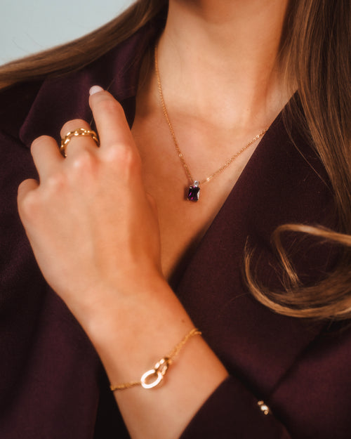 Goudkleurige Ketting met donker paarse Steen – Verfijnde Glamour