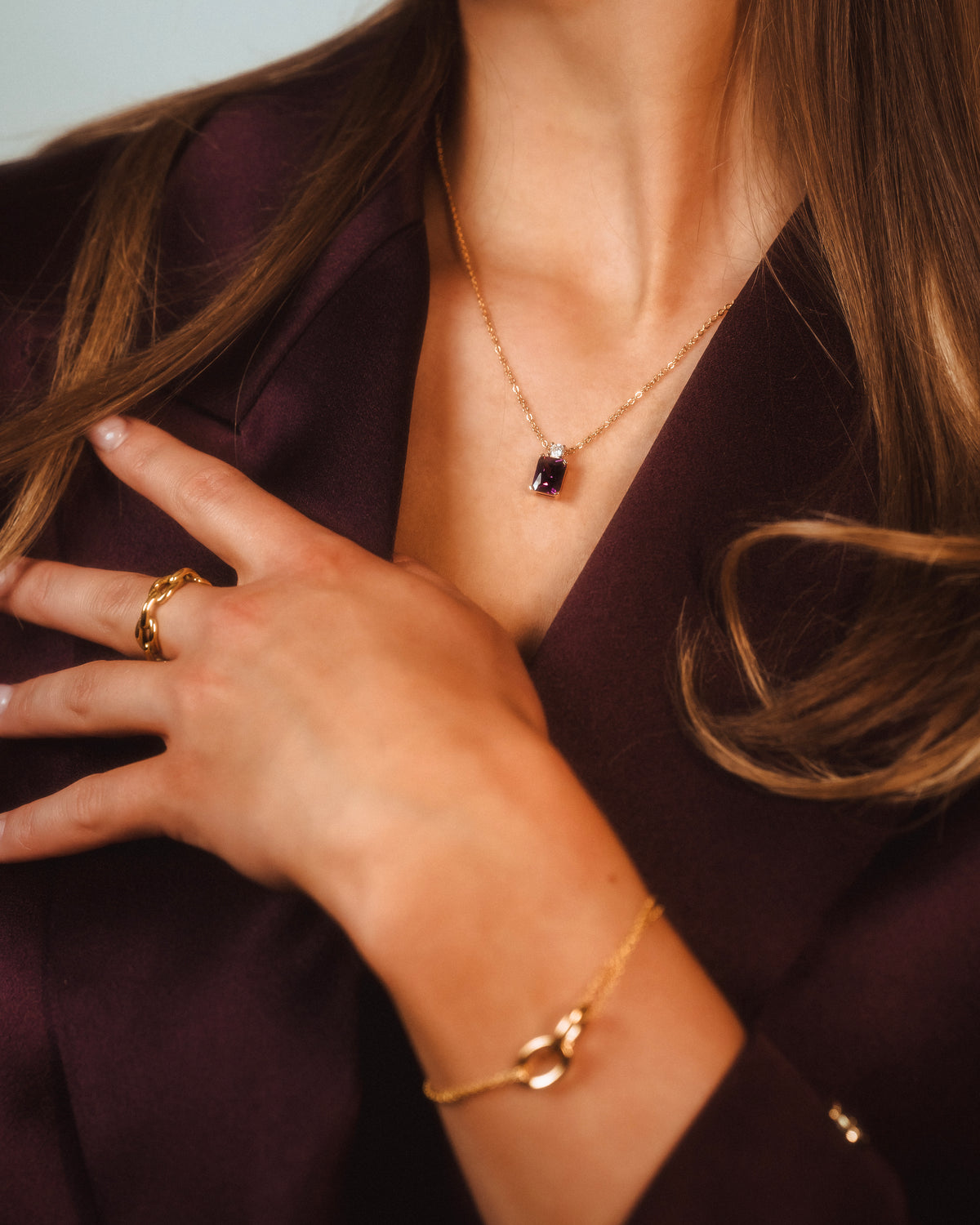 Valentina Ketting - Goudkleurige Ketting met donker paarse Steen.