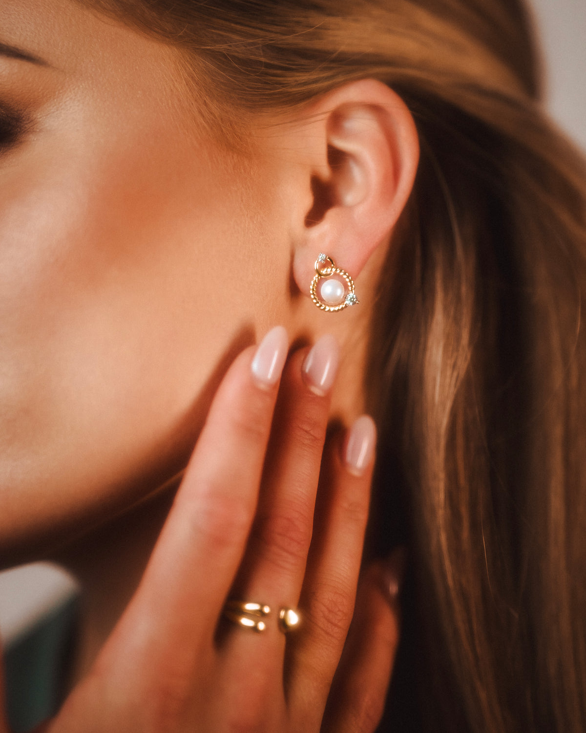 Goudkleurige Parel Oorbellen – Minimalistisch & Elegant