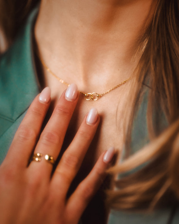 Goudkleurige Ketting met Dubbele Cirkelhanger – Tijdloze Klasse