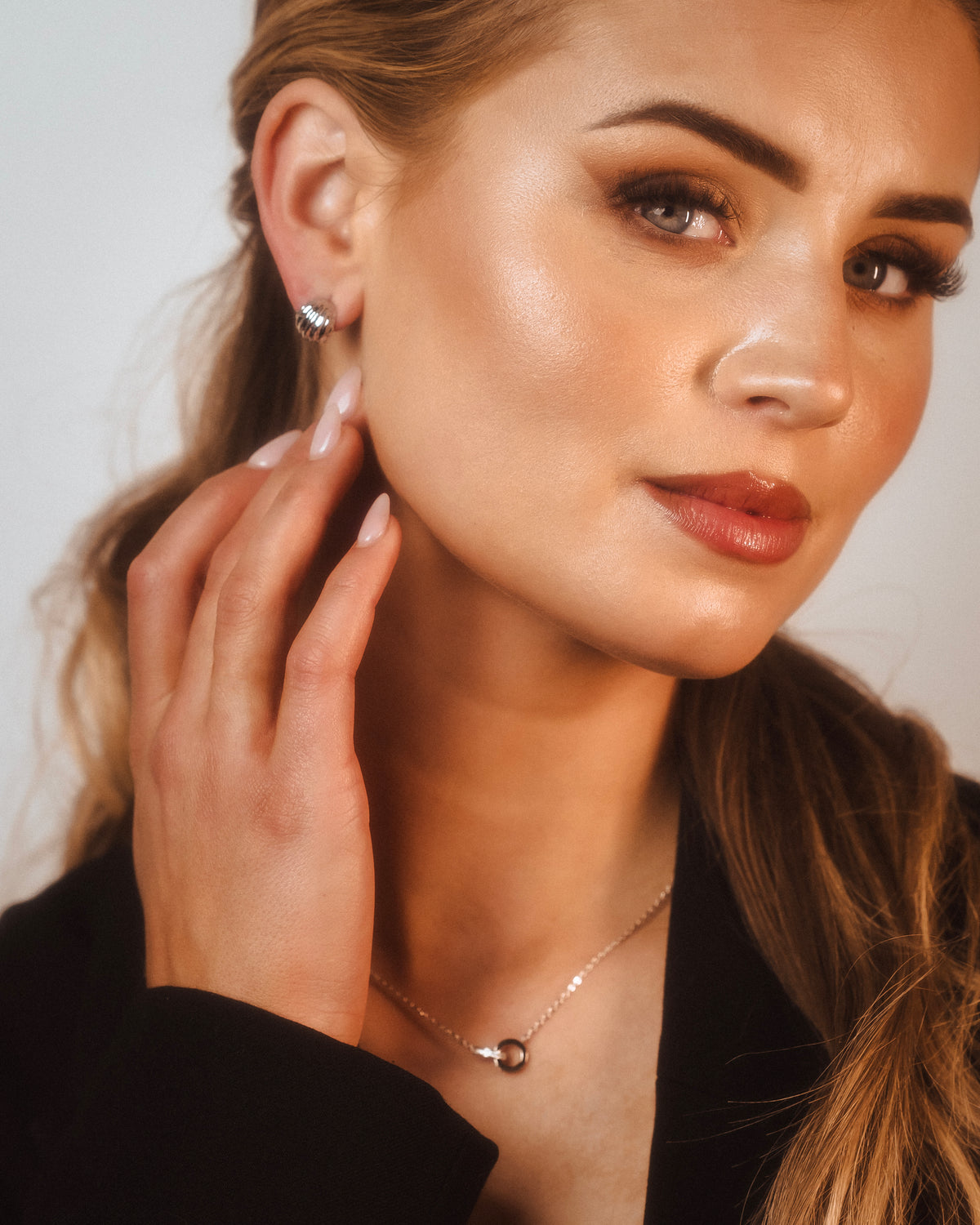 Zilverkleurige Stud Oorbellen – Subtiele Modern Elegance