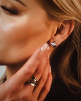 Zilverkleurige Stud Oorbellen – Subtiele Modern Elegance