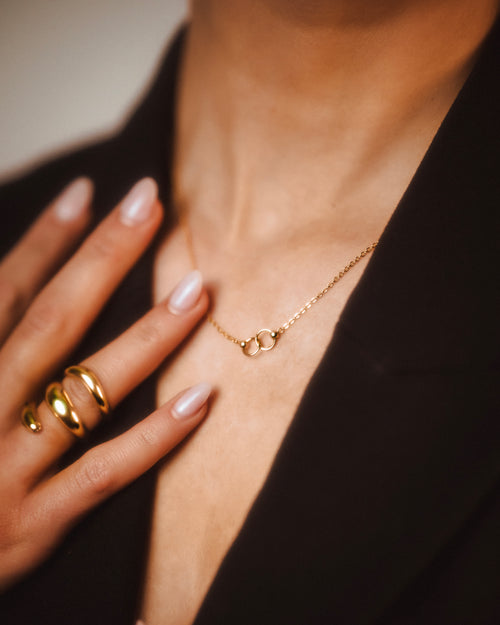 Goudkleurige Ketting met Dubbele Cirkelhanger – Tijdloze Klasse