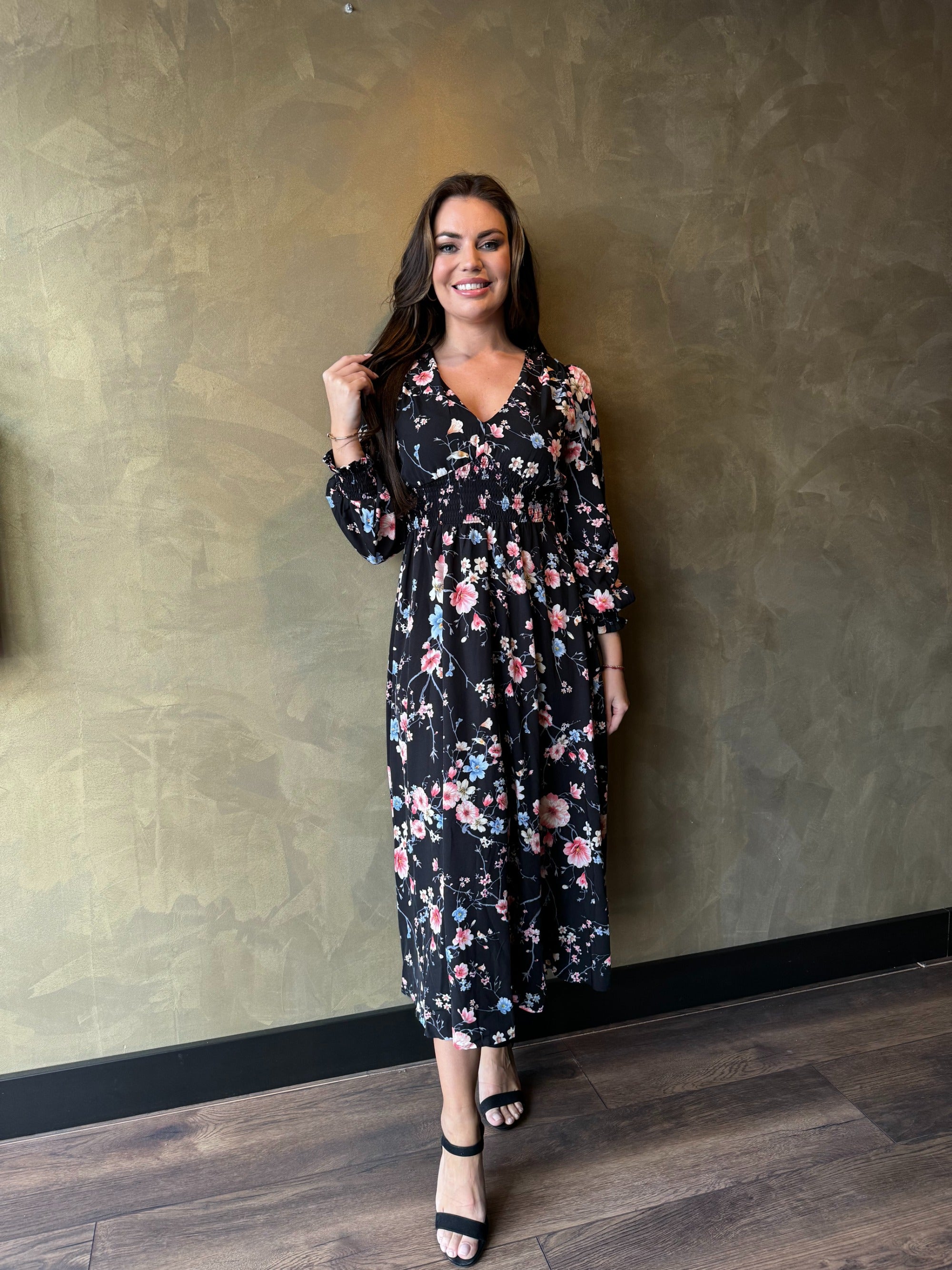 Midi-jurk met lange mouwen en bloemenprint in zwart Vanity Store NL
