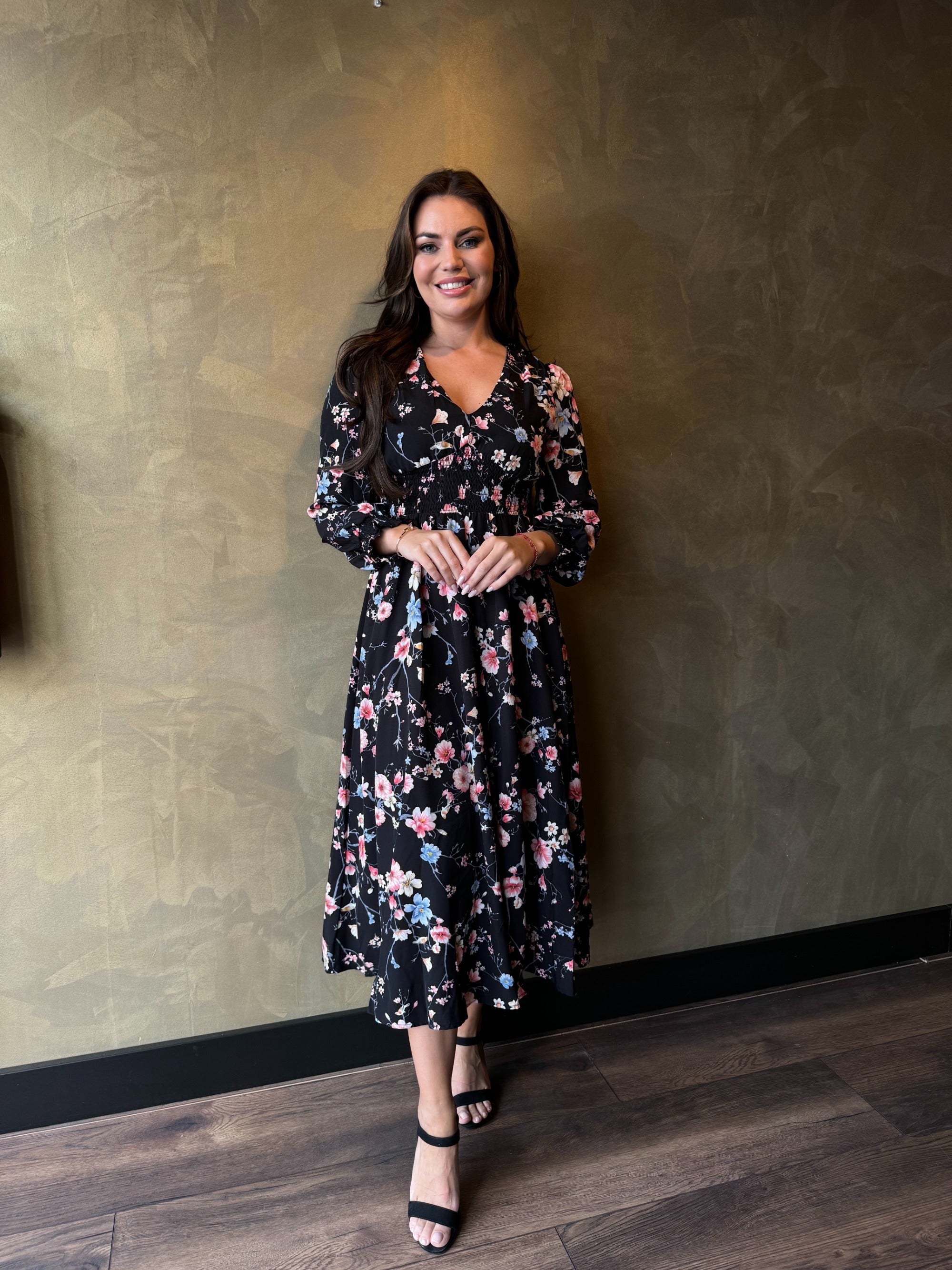 Midi-jurk met lange mouwen en bloemenprint in zwart Vanity Store NL